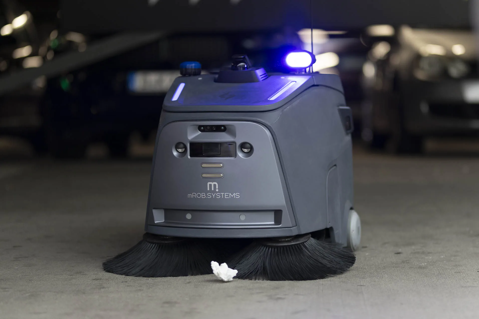 Beetle bei einem Einsatz auf einer Bodenfläche in einem Parkbereich.