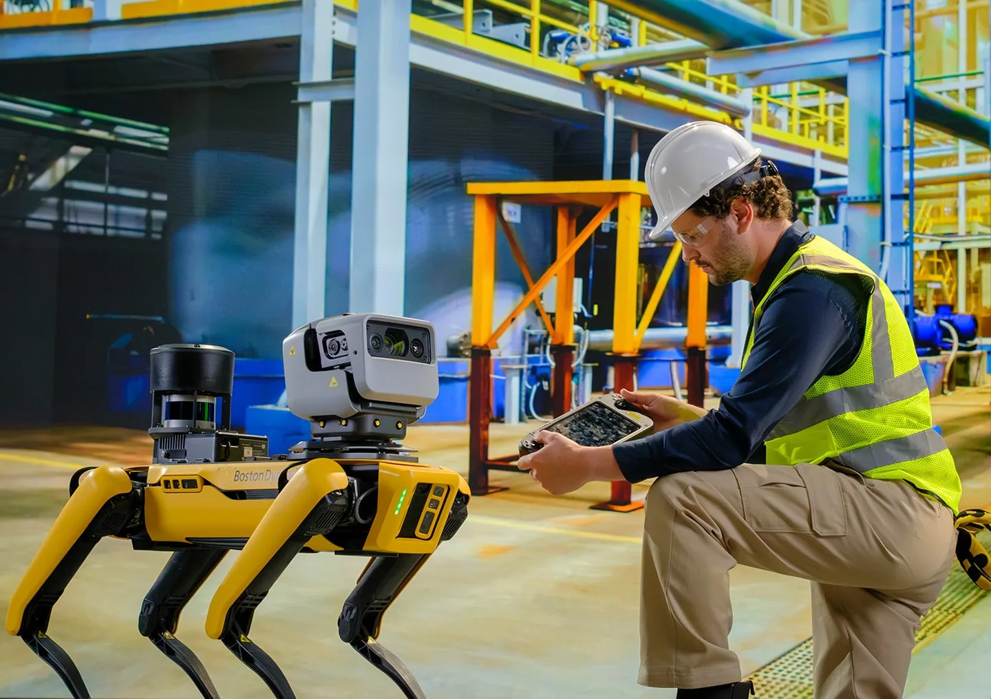 Eine Person bedient Spot in einer industriellen Umgebung.